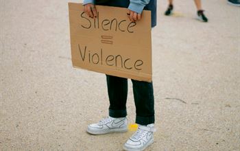 Rompi il silenzio: Fondosviluppo lancia un bando da mezzo milione di euro contro la violenza di genere